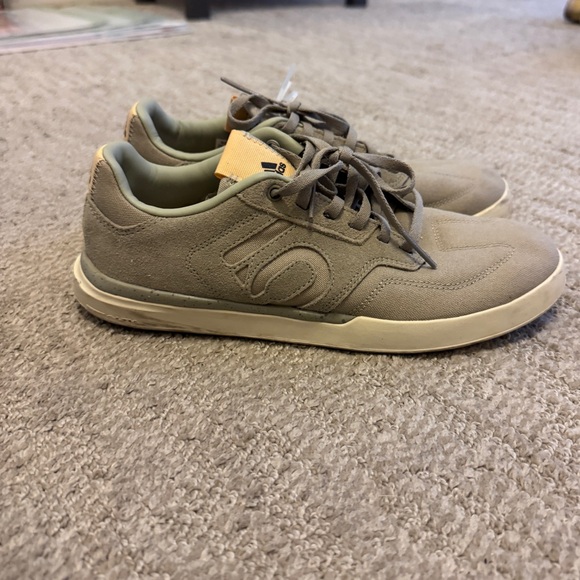 Adidas sleuth tan canvas mountain biking shoes, unisex men’s size 7.5 women’s 9 - Picture 1 of 5